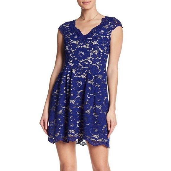 Vince Camuto Womens Lace Fit & Flare Dress V Neck Scalloped Floral Navy Size 0P - Picture 1 of 11
